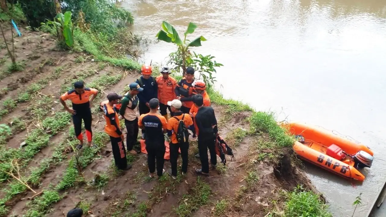 TRC BPBD lumajang lakukan pencarian Korban terseret arus (Istimewa)