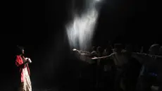 Pengunjung menikmati koleksi seni modern dan kontemporer karya Olafur Eliasson di Museum of Modern and Contemporary Art in Nusantara (MACAN), Jakarta, Minggu 12 April 2026. Minggu 12 April 2026 menjadi hari penutup rangkaian pameran seni modern dan kontemporer karya Olafur Eliasson di Museum of Modern and Contemporary Art in Nusantara (MACAN), Jakarta. (Kapanlagi.com/Budy Santoso)