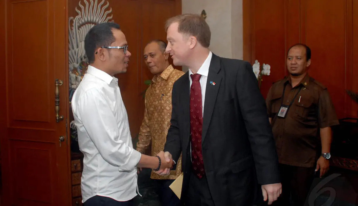 Pertemuan Hanif Dhakiri dan Direktur ILO untuk Indonesia, Peter van Rooij itu terkait peningkatan kerjasama dibidang ketenagakerjaan, Jakarta, Senin (17/11/2014). (Liputan6.com/Johan Tallo) 