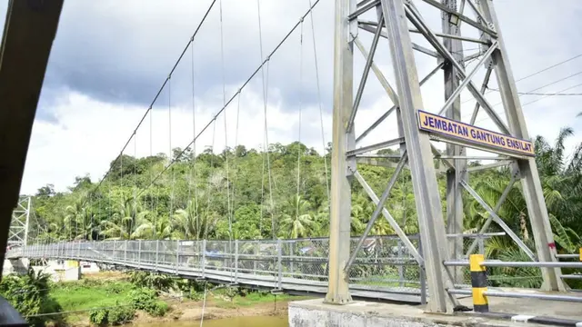 Menteri PUPR meresmikan Jembatan Gantung Sungai Ensilat di Kabupaten Kapuas Hulu, Kalimantan Barat