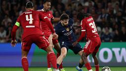 Performa winger asal Georgia itu kembali mencuri perhatian sepanjang pertandingan. Ia tak hanya mencetak gol, tetapi juga aktif menciptakan peluang dan membantu pertahanan tim. (AFP/Anne-Christine)