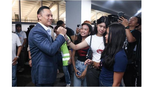 6 Potret Agus Yudhoyono Ajak Putrinya Nonton Sheila On 7, Tetap Semangat Meski Hujan