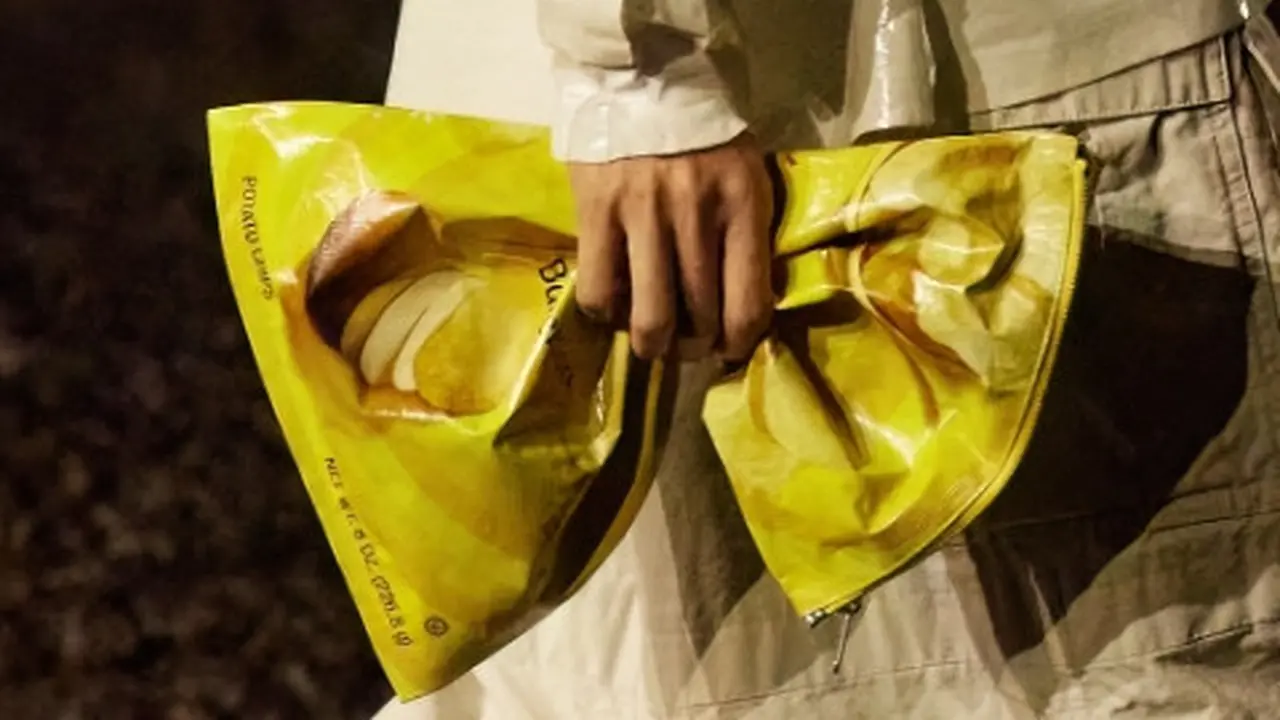 Balenciaga Rilis Tas Berdesain Kantong Keripik Lays Seharga Rp27 Jutaan