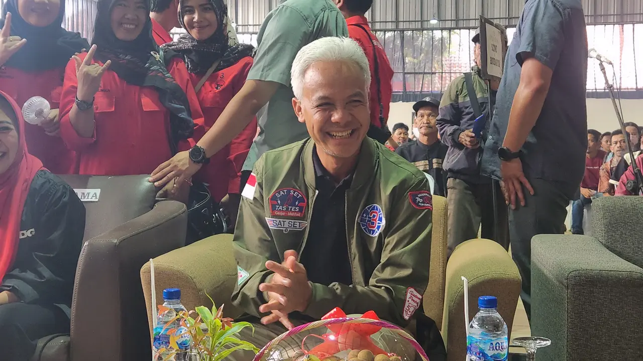 Calon Presiden (Capres) nomor urut 03 Ganjar Pranowo menyapa relawan di Hotel Owabong di Jalan Raya Owabong Nomor 1, Dusun 2, Bojongsari, Kecamatan Bojongsari, Kabupaten Purbalingga, Jawa Tengah.