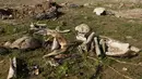 Tulang dan tengkorak terlihat di sebuah kuburan massal yang diduga lokasi makam anggota Yazidi Irak di pinggiran Sinjar, 30 November 2015. Pasukan Kurdi menemukan kuburan ini usai berhasil merebut kembali kota Irak dari militan ISIS. (Reuters/Ari Jalal)
