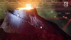 Peraih medali emas Olimpiade Barcelona, Susi Susanti menyalakan obor Asian Games 2018 saat pembukaan di Stadion Utama Gelora Bung Karno (SUGBK), Jakarta, Sabtu (18/8). (Liputan.com/Fery Pradolo)