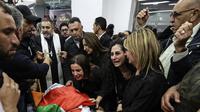 Keluarga dan sahabat Shireen Abu Akleh menangisi kepergian sang jurnalis senior. (Abbas Momani/Pool via AP)