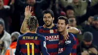 Striker Barcelona Luis Suarez merayakan golnya ke gawang Valencia bersama Lionel Messi dan Neymar pada leg pertama semifinal Copa del Rey 2015-16 di Camp Nou, Kamis (4/2/2016). (Liputan6.com/REUTERS/Albert Gea)