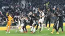 Para pemain Juventus merayakan kemenangan atas AC Milan pada laga Serie A di Stadion Allianz, Turin, Sabtu (6/4). Juventus menang 2-1 atas AC Milan. (AP/Andrea Di Marco)