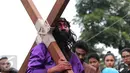 Umat Katolik di Gereja St Matius Penginjil Bintaro, menampilkan teatrikal prosesi jalan salib, Tangerang Selatan, Jumat (25/3). Prosesi jalan salib ini bagian dari perayaan Paskah yang dirayakan umat Kristiani sedunia. (Liputan6.com/Angga Yuniar)