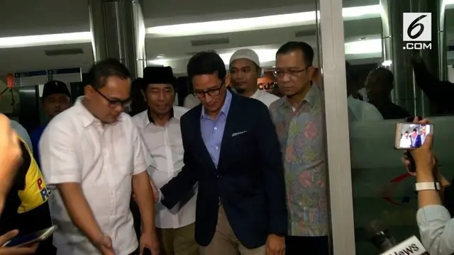 Sandiaga Uno menjenguk Arifin Ilham di RSCM, Jakarta. Ia sempat bertemu dan mendoakan kesehatan Arifin Ilham.