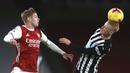 Pemain Arsenal, Emile Smith Rowe, berebut bola dengan pemain Newcastle United, Matthew Longstaff, pada laga Liga Inggris di Stadion Emirates, Senin (18/1/2021). Arsenal menang dengan skor 3-0. (Adam Davy/Pool via AP)