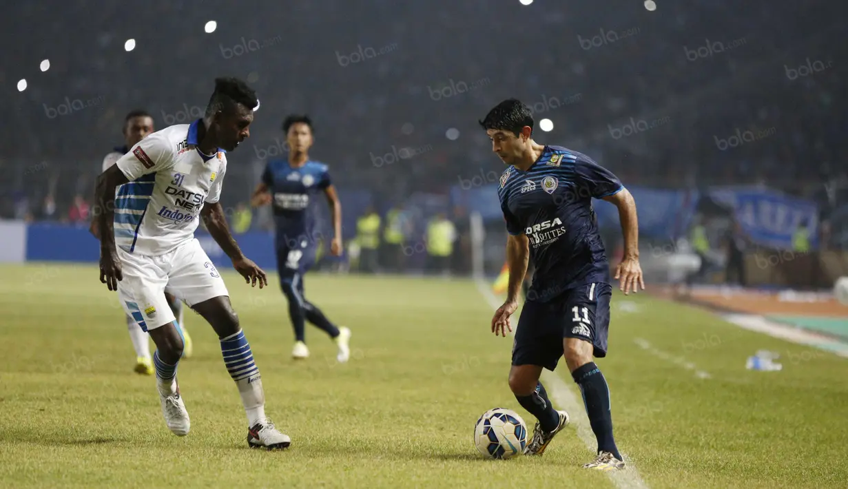 Esteban Vizcarra mencoba melewati Yanto Basna pada laga final Torabika Bhayangkara Cup di SUGBK, Jakarta, Minggu (3/4/2016). (Bola.com/Nicklas Hanoatubun)