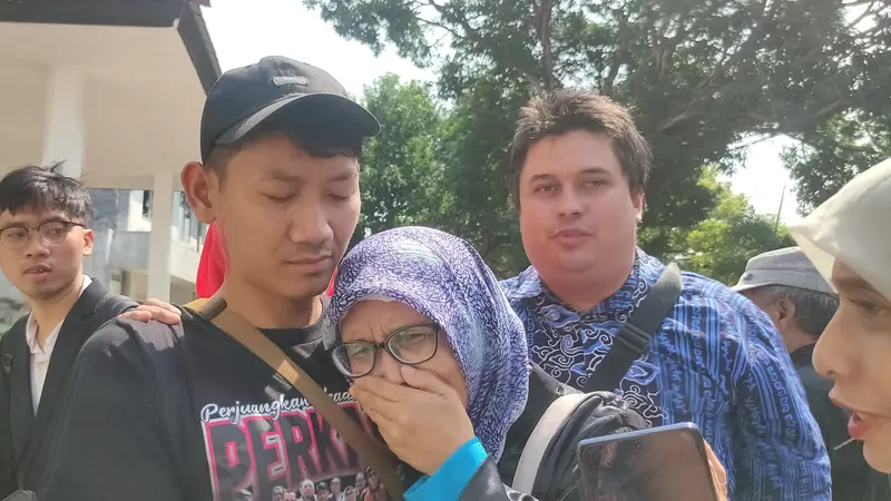 Tangis Haru Titin Prialianti Tim Kuasa Hukum Saka Tatal di Sidang PK: Kebenaran Sudah Terbuka