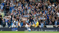 Pemain Brighton & Hove Albion, Shane Duffy berselebrasi usia mencetak gol ke gawang Manchester United pada lanjutan Liga Inggris di stadion Amex, Brighton, (19/8). Brighton & Hove Albion berhasil mengalahkan MU 3-2. (AP Photo/Alastair Grant)