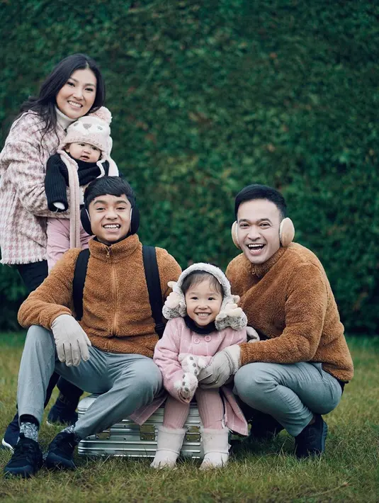 Penampilan Betrand Peto saat berlibur di Italia ini juga jadi sorotan. Dirinya pun menggunakan busana senada dengan yang dipakai oleh Ruben Onsu. (Liputan6.com/IG/@ruben_onsu)