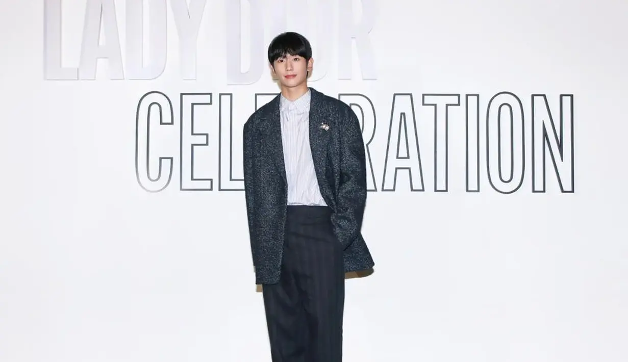 Selanjutnya aktor Jung Hae In dengan jaket dan kemejanya.   [Dok/Dior]