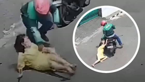 Momen Lansia Lawan Jambret, Terseret Motor!