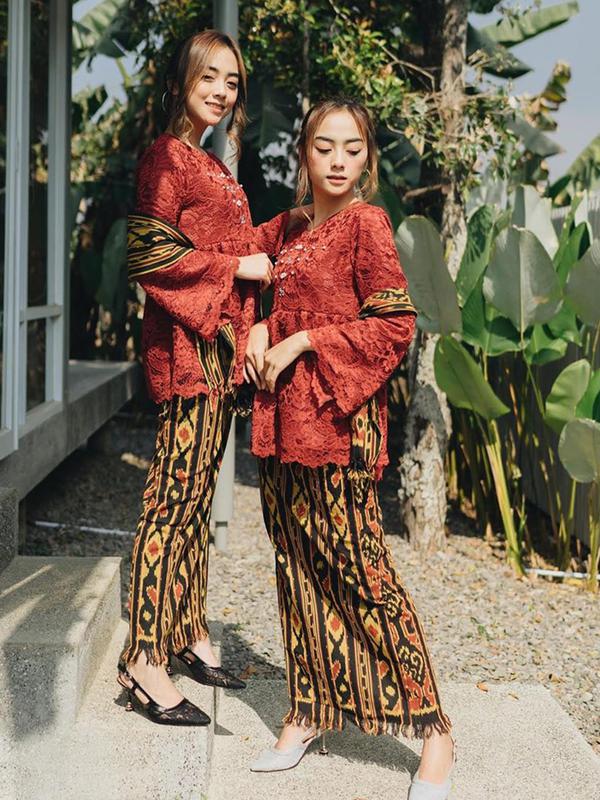 Keduanya kompak mengenakan kebaya maroon yang dipadukan dengan kain batik dan high heels. (Liputan6.com/IG/@azaliabiandaavissa)