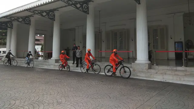 kelompok masyarakat yang menamakan diri Gerakan Inisiatif Bersihkan Udara Koalisi Semesta (Ibukota) mendatangi Balai Kota DKI Jakarta meminta agar pemerintah serius tangani polusi udara. (Foto: Liputan6/Giovani Dio Prasasti)
