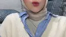 Sedangkan, Ira Nandha mengenakan inner manset abu-abu dipadukan kemeja lengan panjang biru serta outer vest putih knit serta kerudung coklat. [@iranndha]