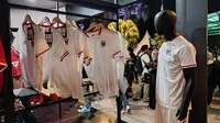 Kelme merilis jersey tandang Timnas Indonesia yang baru dengan warna putih. (Liputan6.com/Dimas Ramadhan Wicaksana)