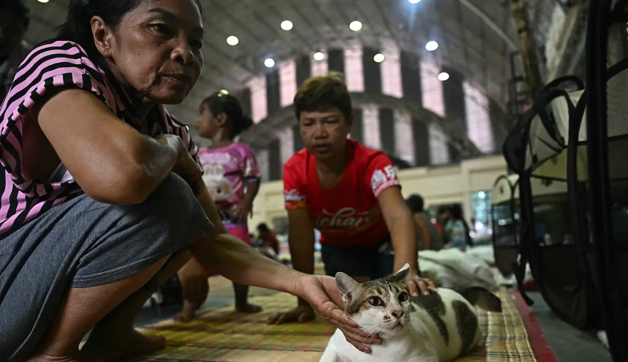Pengungsi juga membawa serta hewan kesayangan mereka saat berlindung sementara. (Lillian SUWANRUMPHA/AFP)