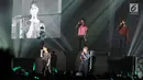 Penampilan boyband Korea Selatan, SHINee dalam konser bertajuk SHINee World V di JIExpo Kemayoran, Jakarta, 12 November 2016. Tak hanya sebagai penyanyi, Jonghyun juga menulis beberapa lagu untuk SHINee dan penyanyi lainnya. (Liputan6.com/Herman Zakharia)