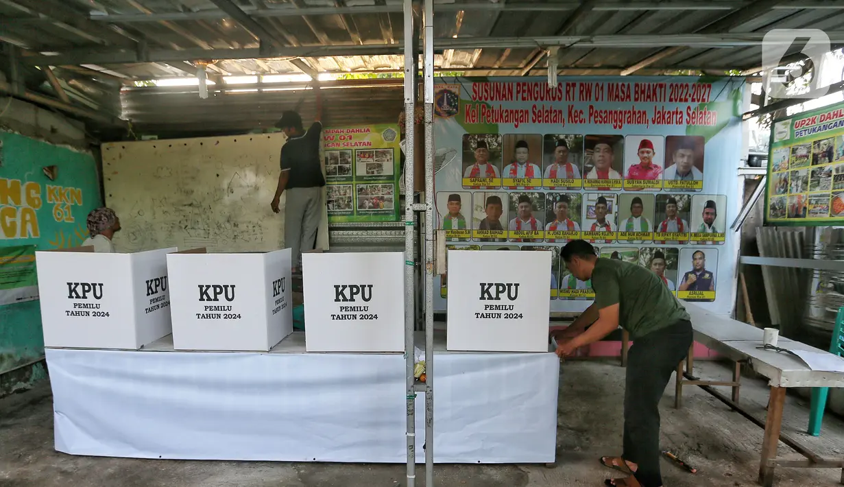 Beragam keperluan pemilu 2024 mulai dipasang dan diatur tata letaknya. (Liputan6.com/Angga Yuniar)