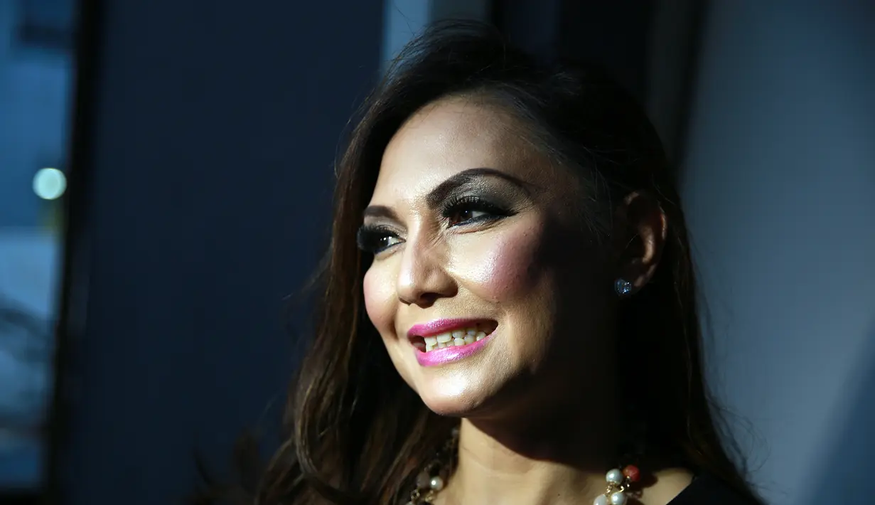 Berkasus dengan Farhat, Nia Daniati harus memiliki jiwa seluas samudera. Ia pun selalu berbesar hati untuk menghadapi sosok pengacara penuh kontroversi itu. (Deki Prayoga/Bintang.com)