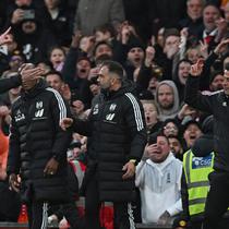 Kavanagh juga mengeluarkan kartu merah untuk pelatih Fulham, Marco Silva (kanan) yang melakukan protes secara berlebihan. (AFP/Paul Ellis)
