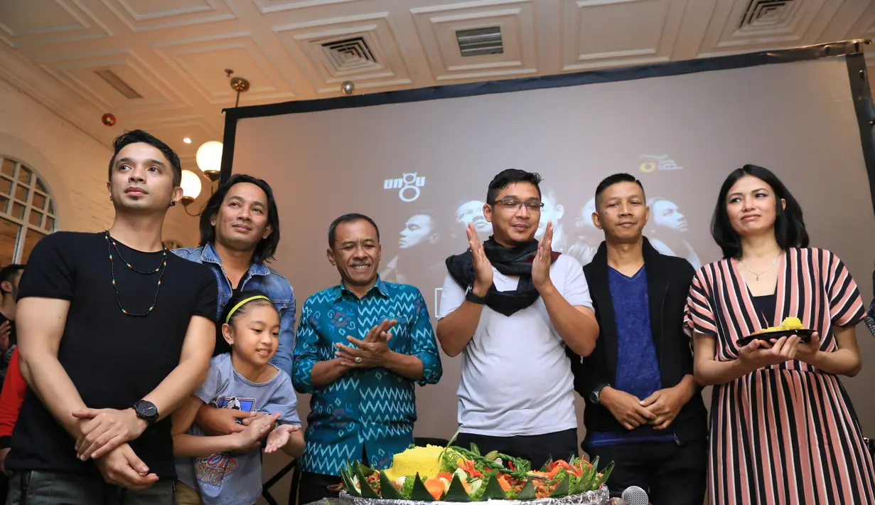 "Boleh dibilang lagu ini khas Ungu banget karena vokal kembali diisi oleh Pasha. Di single sebelumnya kan yang ngisi vokal adalah saya dan Onci. Jadi tentu saja rasanya berbeda," tutur Enda. (Adrian Putra/Bintang.com)