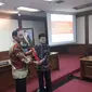 Fachrori Umar (peci hitam) saat menerima SK penunjukkan sebagai Plt Gubernur Jambi untuk menjalankan tugas-tugas yang selama ini diemban Zumi Zola. (Dok. Humas dan Protokol Pemprov Jambi/B Santoso)