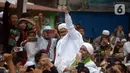 Rizieq Shihab menyapa massa pendukungnya saat tiba di kediamannya di Jalan Petamburan, Jakarta, Selasa (10/11/2020). Rizieq Shihab tiba di kediamannya usai pulang dari Arab Saudi. (merdeka.com/Imam Buhori)