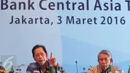 Presiden Direktur BCA, Jahja Setiaatmadja (kiri) saat memberi paparan kinerja Bank BCA di Jakarta, (3/3). BCA mendapatkan laba bersih bersih sebesar 9,3% menjadi Rp 18 triliun, dibandingkan tahun sebelumnya. (Liputan6.com/Angga Yuniar)