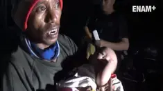 Banjir di Sampang Madura, semakin tinggi Sabtu (5/2/2017) dibi hari, akibatnya banyak warga sampang yang mengungsi, termasuk seorang bayi yang dibawa orangtuanya menembus genangan banjir tanoa bantuan petugas penyelamat