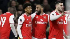 Penyerang Arsenal, Reiss Nelson (kedua kiri) berselebrasi dengan rekan-rekannya usai mencetak gol ke gawang Leeds United pada pertandingan Piala FA di Emirates Stadium, Inggris (6/1/2019). Arsenal menang tipis 1-0 atas Leeds. (AP Photo/Kirsty Wigglesworth)