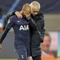 Pelatih Tottenham Hotspur, Jose Mourinho merangkul gelandang Lucas Moura usai pertandingan melawan Red Bull Leipzig pada leg kedua babak 16 besar Liga Champions di di Red Bull Arena, Jerman (10/3/2020). RB Leipzig menang telak atas Tottenham 3-0. (AP Photo/Michael Sohn)