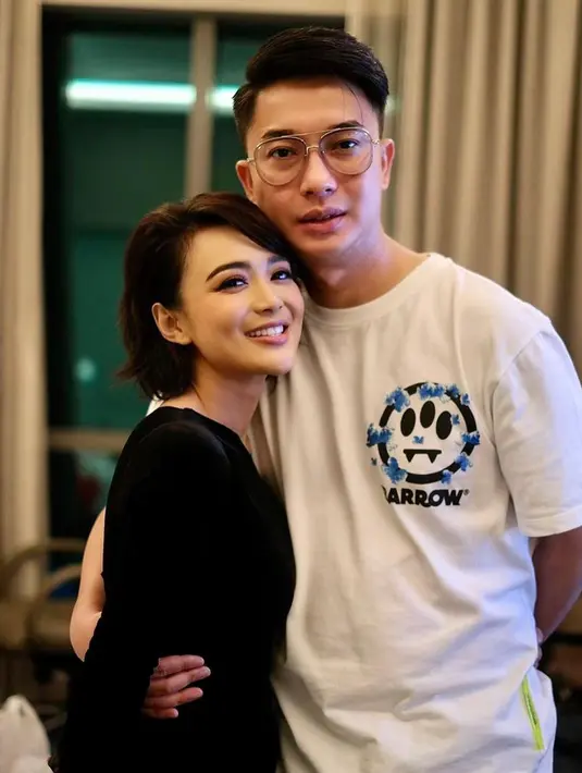 Saat ingin tampil serasi bareng pasangan tapi tidak pakai baju kembaran, pilihlah tema monokromatik hitam-putih (Foto: Instagram @maxadamkamil)