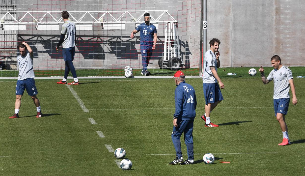 Para pemain Bayern Muenchen saat menggelar sesi latihan Senin (6/4/2020). Pemuncak klasemen sementara liga Jerman ini berlatih bersama untuk pertamakalinya sejak Bundesliga dihentikan pada 13 Maret karena virus corona. (AFP/Christof Stache)