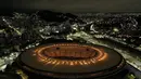 Stadion Maracana diterangi dengan cahaya keemasan untuk menghormati legenda sepak bola Brasil Pele, di Rio de Janeiro, Brasil (29/12/2002). Ikon sepak bola Brasil Pele, yang secara luas dianggap sebagai pemain terhebat sepanjang masa dan pemenang Piala Dunia tiga kali yang mendalangi "permainan indah", meninggal pada Kamis dalam usia 82 tahun. (AFP/Mauro Pimentel)