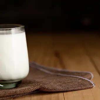 Kandungan air kelapa muda juga memberikan cita rasa yang menyegarkan dan nyaman dinikmati sebagai hidangan berbuka. (Foto/dok: Freepik/jcomp)