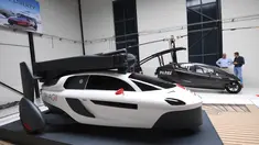 Tampilan prototype atau purwarupa mobil terbang 3A-AGII dan PH-PAV yang berada di perusahaan PAL-V di Raamsdonksveer, Belanda (30/5). Setelah melakukan pengujian perusahaan tersebut akan melakukan sertifikasi mobil terbangnya. (AFP Photo/Emmanuel Dunand)