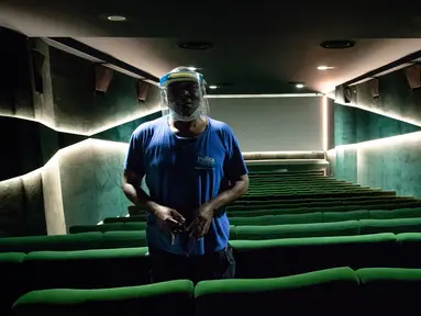 Seorang petugas pembersih melakukan persiapan di bioskop Le Grand Rex di Paris, Prancis (22/6/2020). Prancis, yang melonggarkan lockdown nasional secara bertahap mulai 11 Mei, memasuki fase pelonggaran baru pada Senin (22/6). (Xinhua/Aurelien Morissard)