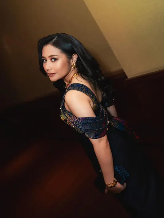 Gaun strapless navy polos dengan potongan rok tinggi. Dipadukan dengan sentuhan songket biru keemasan sebagai one shoulder strap, sabrina, dan di bagian dada hingga pinggang. [@prillylatuconsina96]