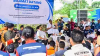 Menteri Energi dan Sumber Daya Mineral (ESDM) Bahlil Lahadalia saat meninjau langsung kegiatan produksi sumur minyak rakyat di Desa Mekar Sari, Kabupaten Musi Banyuasin (Muba), Sumatera Selatan, Kamis (16/10). Foto: Kementerian ESDM