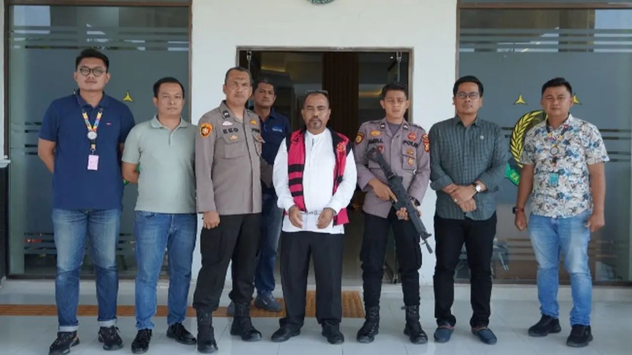 Kepala BPBD Siak saat dibawa petugas ke Rutan karena terlibat korupsi dana bencana.