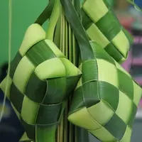 Ketupat yang identik dengan makanan khas Lebaran. (unsplash.com/@mufidpwt)