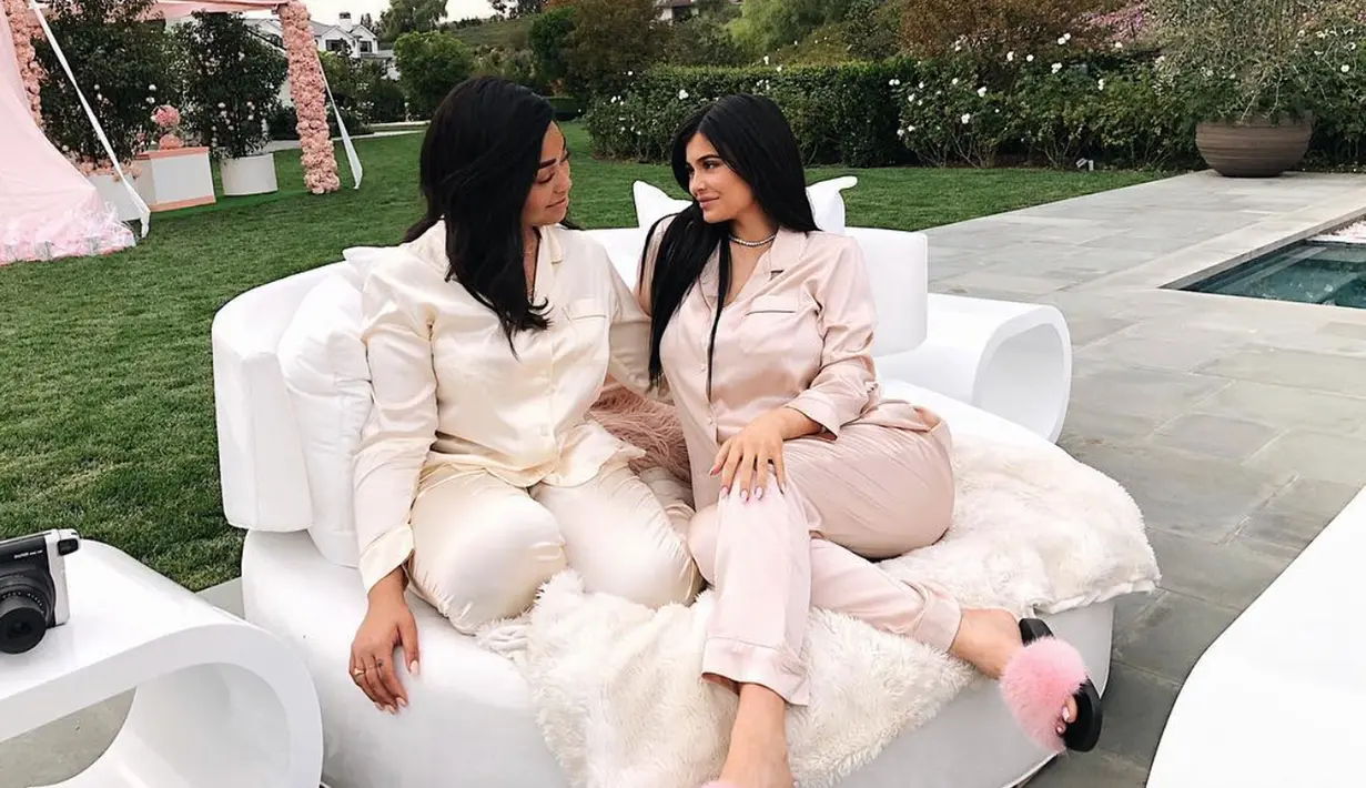 Jordyn Woods memang dekat banget dengan Kylie Jenner. Ini saat mereka kembaran memakai piyama di acara baby shower milik Kylie. (instagram/jordynwoods)