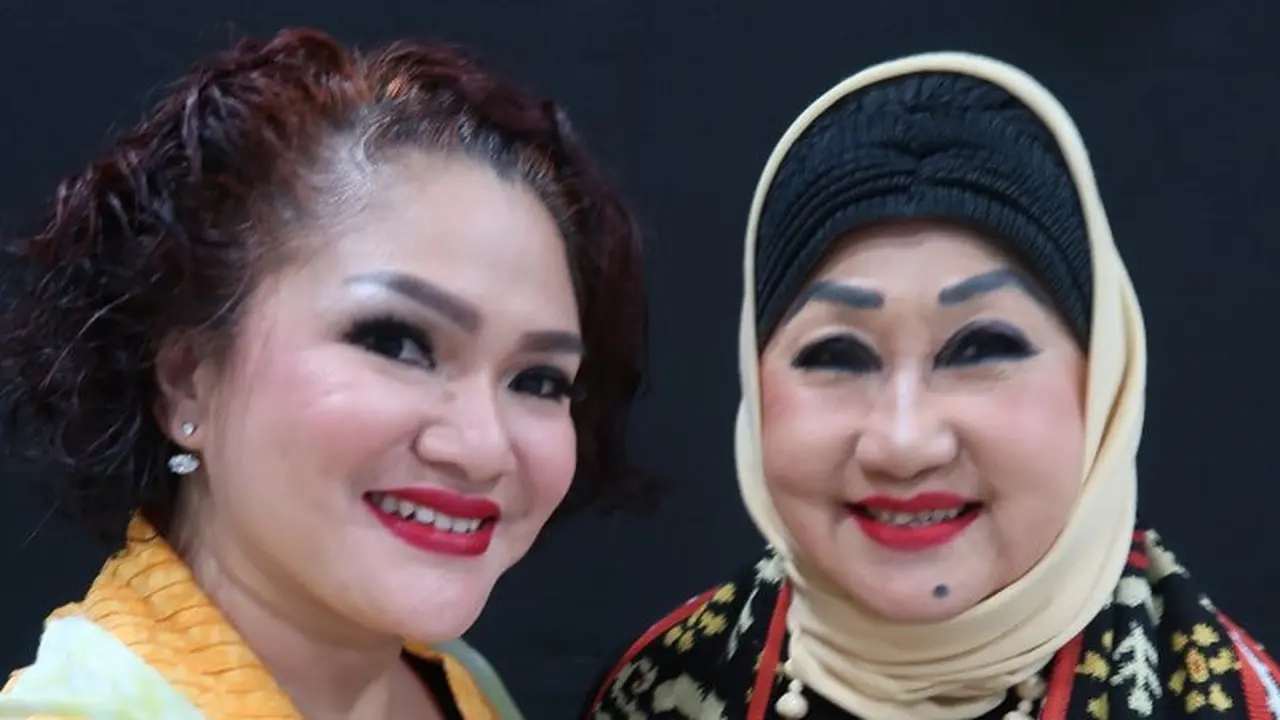 Dewi Motik Pramono dan Moza Pramita.